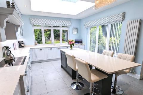 5 bedroom detached house to rent, West Hill Road, Woking GU22
