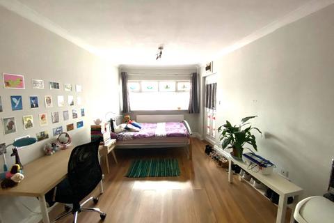 Studio to rent, Hardwicke Avenue, Hounslow, TW5