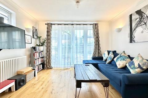 2 bedroom ground floor flat for sale, Lacewing Close, London E13