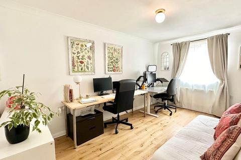 21 Lacewing Close, London, E13 8AD