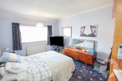 32 Restons Crescent, London, SE9 2JA