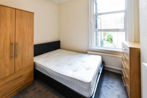 2 bedroom apartment to rent, Purves Road London NW10