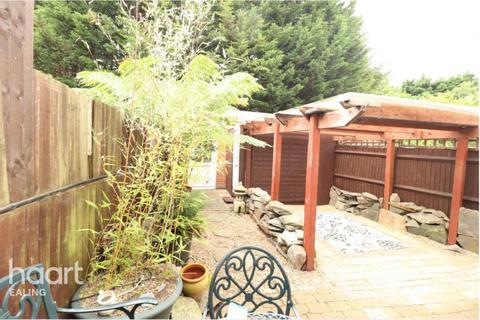 3 bedroom semi-detached house to rent, Woodhouse Avenue, Greenford