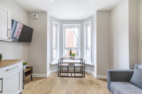 2 bedroom flat to rent,  Moorland Road, Leeds LS6