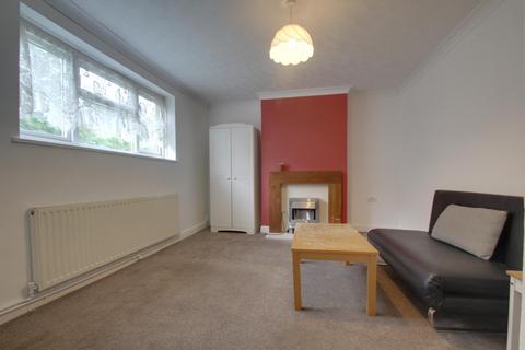 2 bedroom maisonette to rent, Dobbins Oak Road, Wollescote, Stourbridge