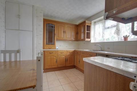 2 bedroom maisonette to rent, Dobbins Oak Road, Wollescote, Stourbridge