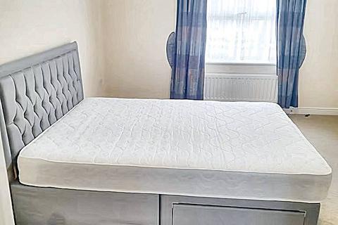 1 bedroom in a house share to rent, Parsons Road, Slough SL3