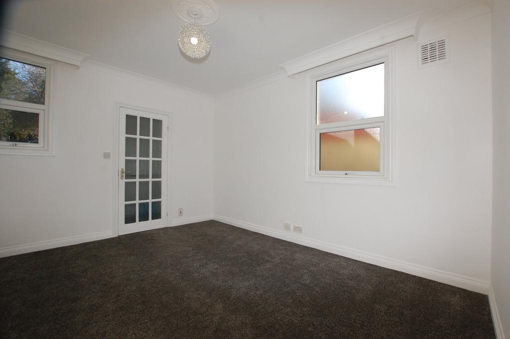 Warren Avenue, Bromley, BR1 2 bed ground floor flat £1,500 pcm (£346 pw)