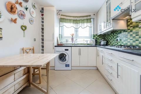 3 bedroom ground floor maisonette to rent, Chatham Street, London SE17