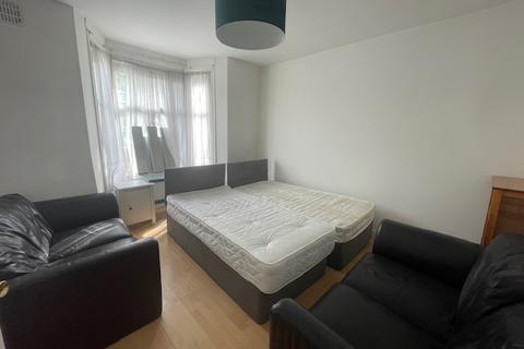 4 bedroom flat to rent, Vespan Road, London W12