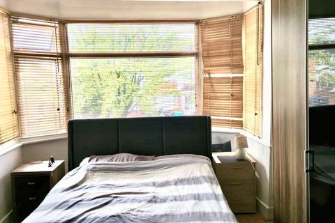 Studio to rent, Brentmead Gardens, London  NW10