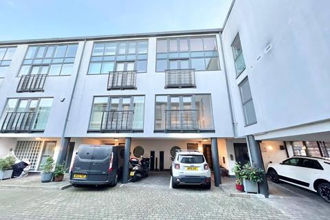 4 bedroom mews to rent, Warfield Road, London NW10
