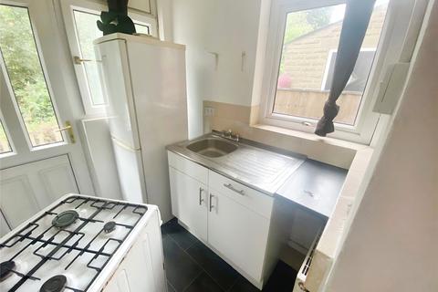 2 bedroom terraced house to rent, Sunningdale Road, Crosland Moor, Huddersfield, HD4