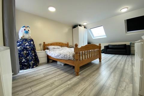 Studio to rent, Wellesley Road, Harrow HA1