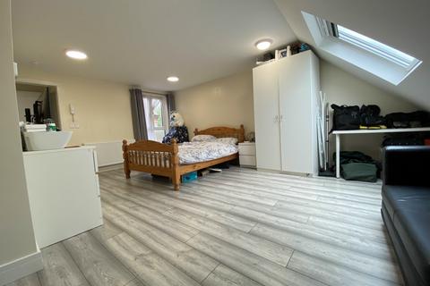Studio to rent, Wellesley Road, Harrow HA1