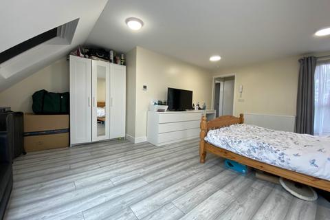 Studio to rent, Wellesley Road, Harrow HA1