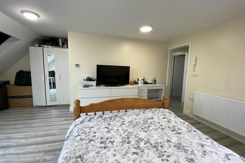 Studio to rent, Wellesley Road, Harrow HA1