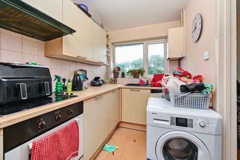 2 bedroom flat for sale, Winston Crescent, Eastbourne BN23