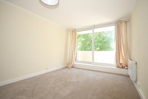 2 bedroom flat to rent, Park Drive, Woking GU22