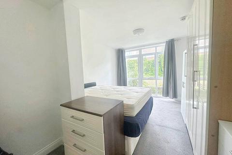 1 bedroom in a house share to rent, Clifton Gardens, London NW11