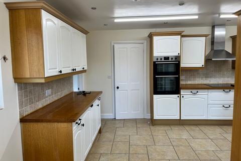 4 bedroom detached bungalow to rent, High Street, Spratton, Northampton NN6 8HZ