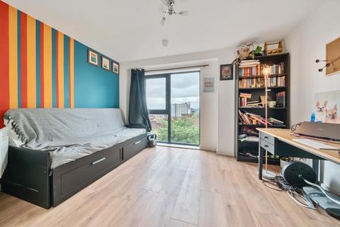 2 bedroom flat for sale, Woking,  Surrey,  GU22