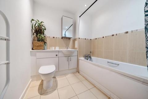 2 bedroom flat for sale, Woking,  Surrey,  GU22