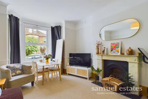 1 bedroom flat for sale, Barrow Road, London, SW16