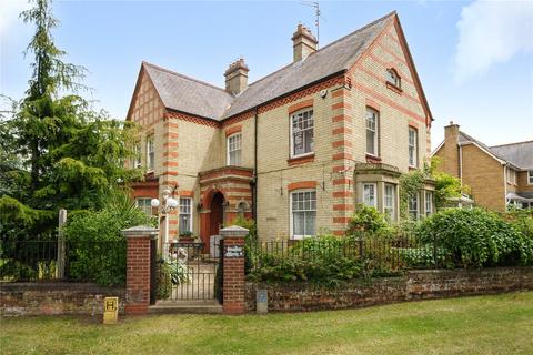 5 bedroom detached house to rent, Irthlingborough Road, Finedon, Wellingborough, Northamptonshire, NN9