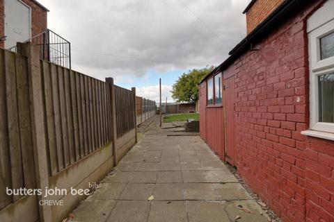 2 bedroom end of terrace house to rent, High Street, Winsford