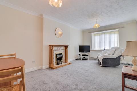 2 bedroom flat for sale, Lakeside Chase, Rawdon, Leeds, West Yorkshire, LS19