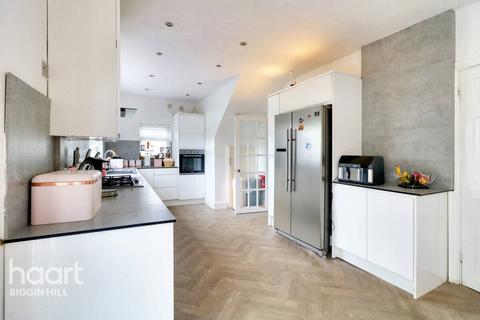 50 Crossways, Tatsfield, Westerham, TN16 2BW