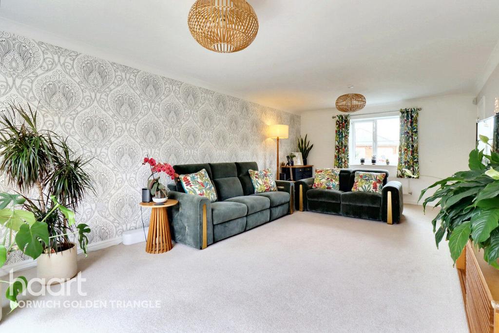 Wisteria Drive, Wymondham 5 bed detached house for sale £500,000