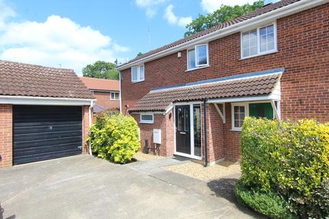 3 bedroom semi-detached house to rent, Brocksparkwood, Brentwood