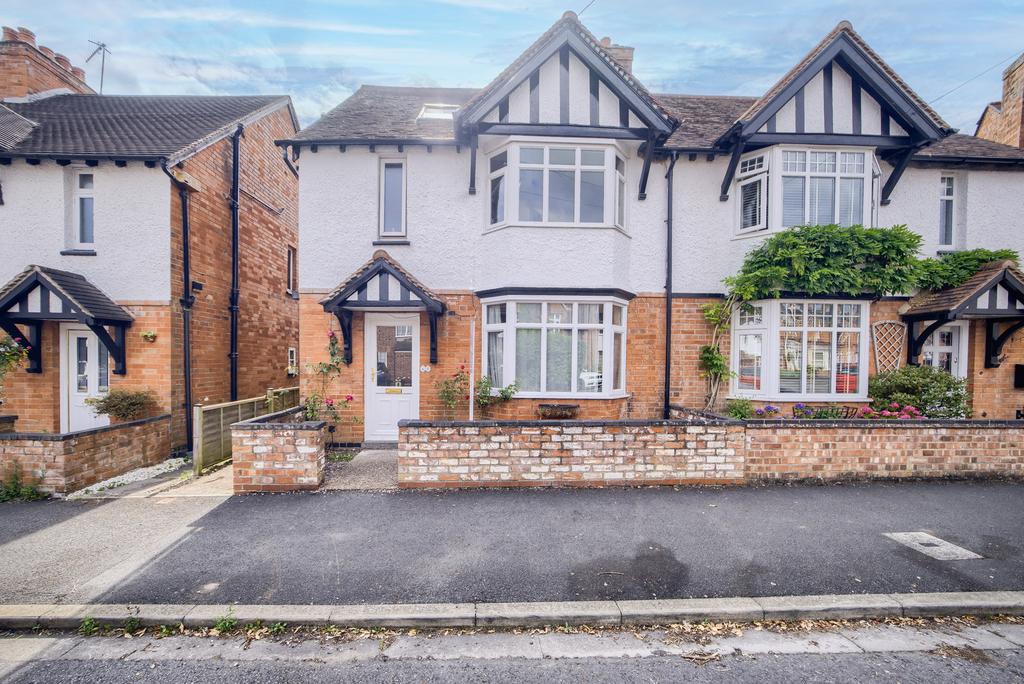 Albany Road, StratforduponAvon, CV37 4 bed semidetached house for