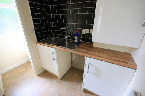 2 bedroom end of terrace house to rent, Victoria Road, Wigan, WN2