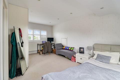 10 Bridge Gardens, East Molesey, KT8 9HU