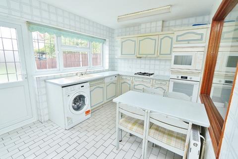 3 bedroom semi-detached house to rent, Silvermere Avenue, Romford, RM5