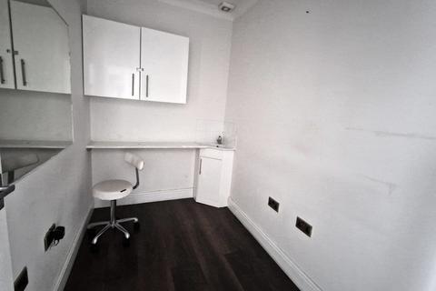 Shop to rent, Clayhall Avenue, Clayhall Ilford IG5 0NY