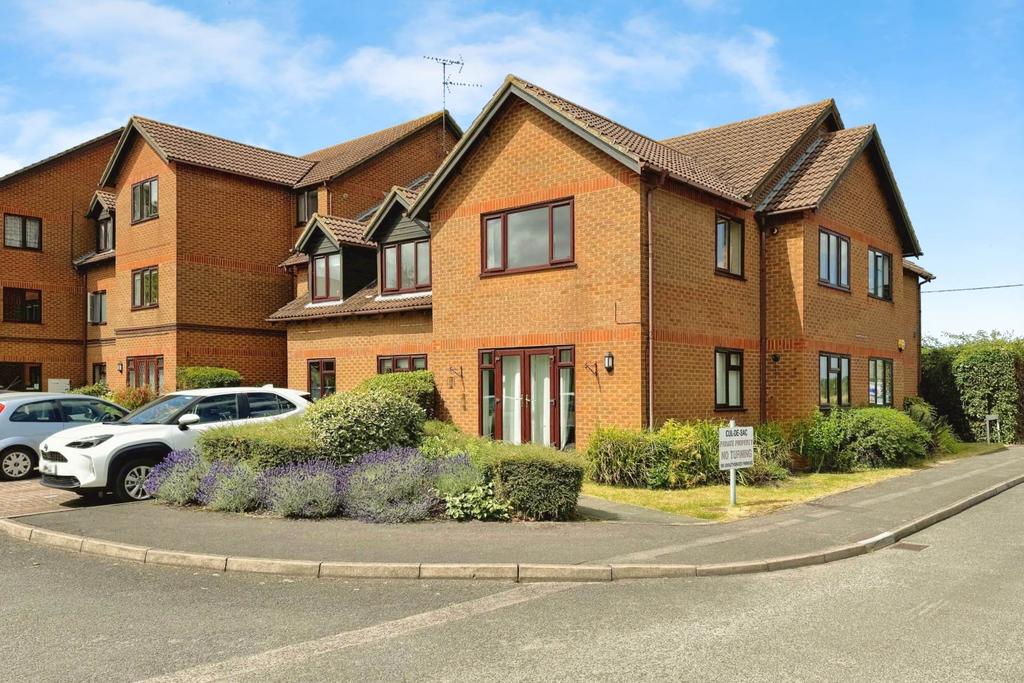 Sadlers Court, Wokingham RG41 2 bed apartment to rent £1,250 pcm (£