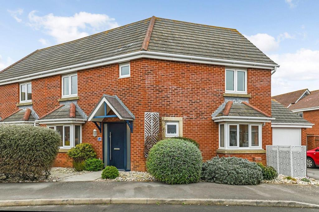 Middleton Close, Bracklesham Bay, PO20 3 bed semidetached house for