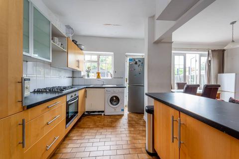 4 bedroom flat to rent, Friars Way, Acton, London, W3