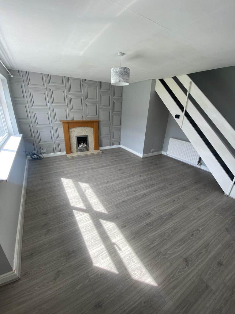 Falcon Drive, Chadderton 3 bed semidetached house to rent £1,050 pcm (£242 pw)