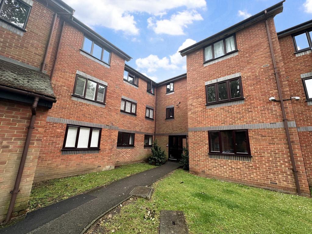 Willenhall Drive, Hayes, Greater... 1 bed apartment £1,200 pcm (£277 pw)