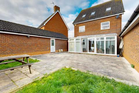 5 bedroom detached house to rent, The Runway, Hatfield