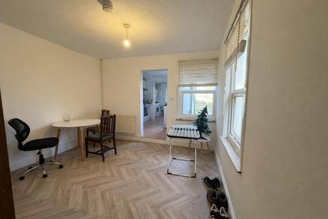 4 bedroom semi-detached house to rent, Gordon Road, High Wycombe