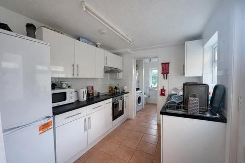 4 bedroom semi-detached house to rent, Gordon Road, High Wycombe