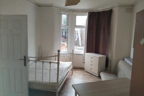 3 bedroom terraced house for sale, East Ham, London E7