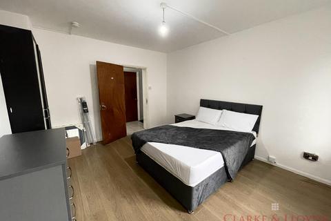 1 bedroom in a flat share to rent, Morris House, London E2