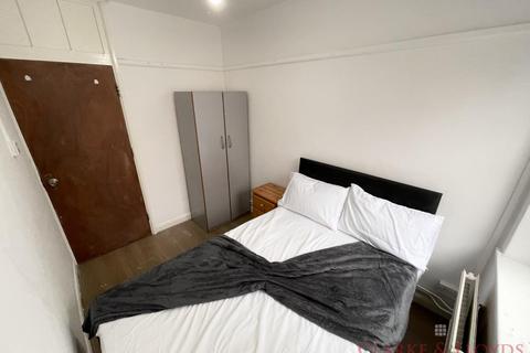 1 bedroom in a flat share to rent, Morris House, London E2